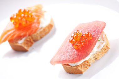 Baget üzerinde somon kanepeler