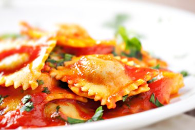 Domates soslu ravioli.