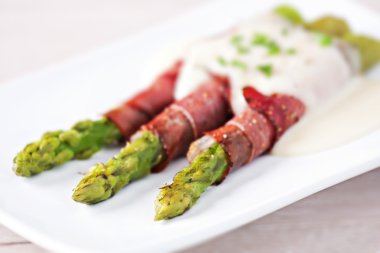 Ham rolls with asparagus