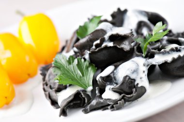 Tortellini squid mürekkep ile.