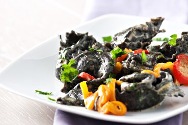 Tortellini squid mürekkep ile.