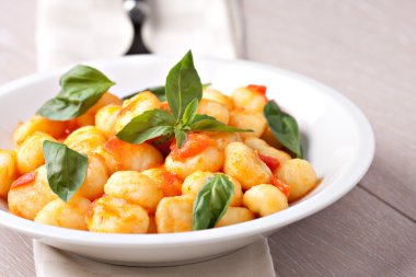Gnocchi fesleğen yaprakları ile