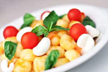 Gnocchi domates, mozzarella