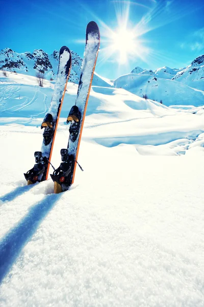 Ski's in de sneeuw in de bergen — Stockfoto