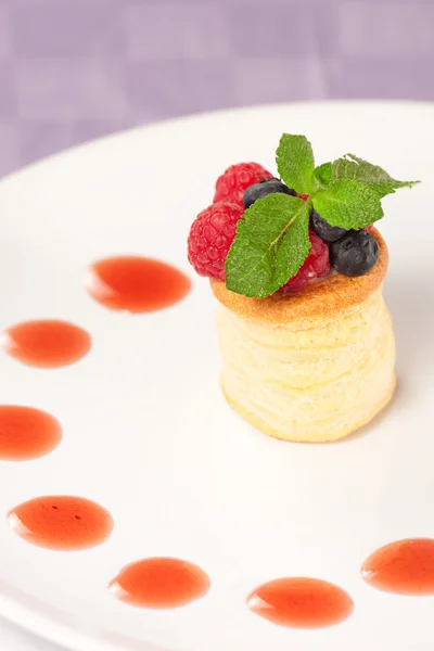 Tarta de frutas con crema fresca —  Fotos de Stock