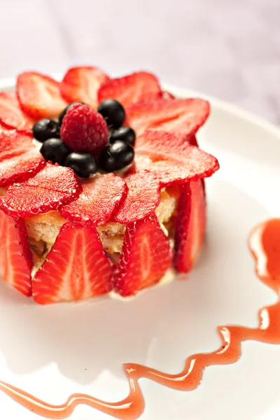 Tårta med jordgubbar, blåbär — Stockfoto