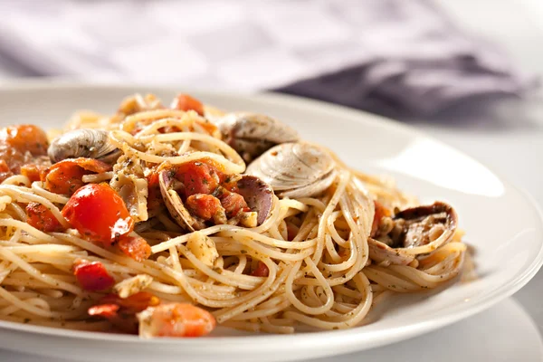 Leckere Spaghetti mit Meeresfrüchten — Stockfoto