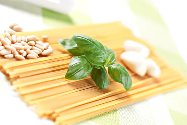 Ingredients for spaghetti al pesto — Stock Photo, Image