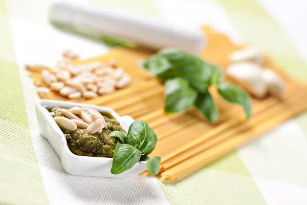 Ingredients for spaghetti al pesto — Stock Photo, Image