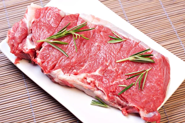 Carne fresca e alecrim — Fotografia de Stock