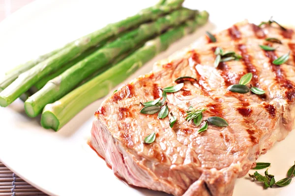 Leckeres Steak mit Spargel — Stockfoto