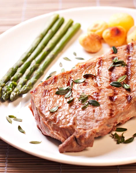Leckeres Steak mit Spargel — Stockfoto