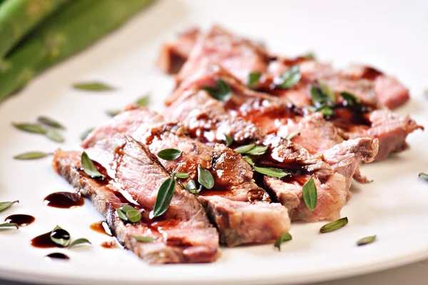 Heerlijke biefstuk met asperges — Stockfoto