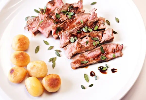 Gesneden steak met aardappelen — Stockfoto