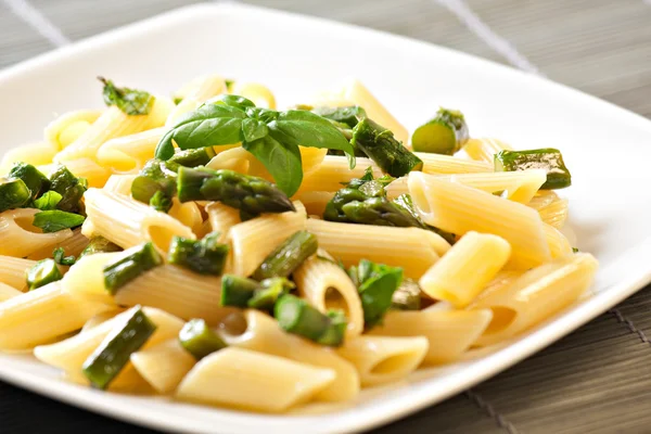 Italiaanse pasta met asperges — Stockfoto
