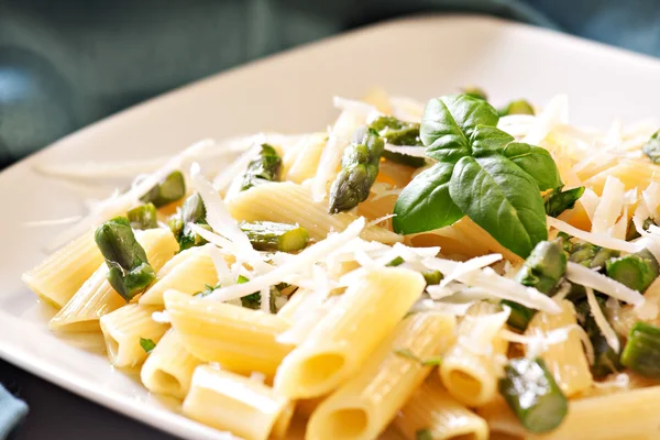 Smakelijke Pasta met asperges — Stockfoto