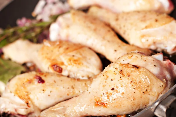 Poulet rôti dans une casserole — Photo