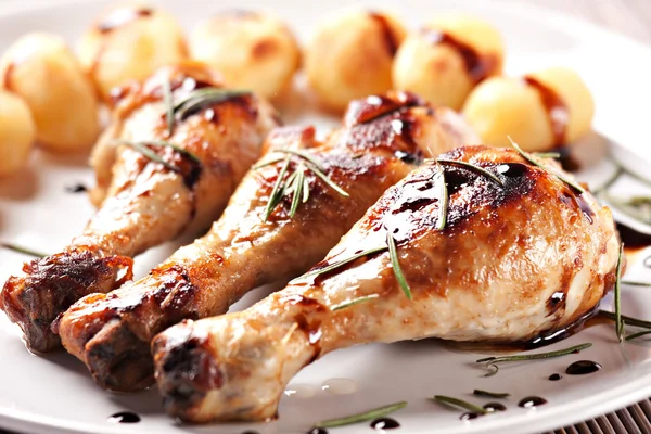 Roast chicken with potatoes — Stock Photo, Image