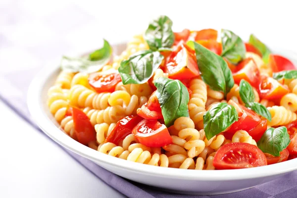 Nudeln mit frischen Tomaten — Stockfoto