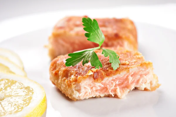 Filete de salmón en plato — Foto de Stock