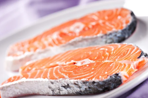 Voorbereiding van rauwe zalm — Stockfoto