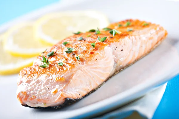 Filete de salmón en plato — Foto de Stock