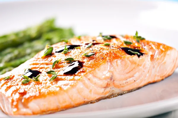 Filete de Salmón con Espárragos — Foto de Stock