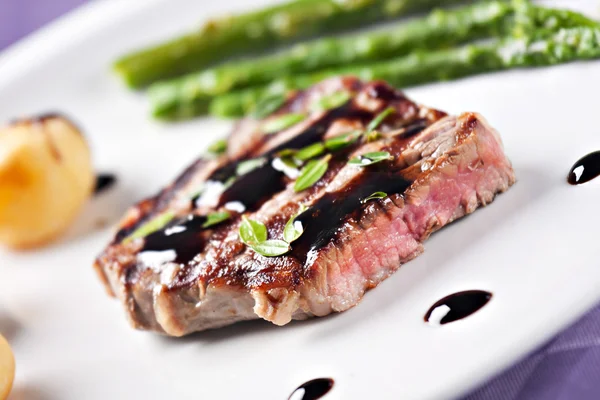 Filé de carne de bovino com espargos e potateos — Fotografia de Stock