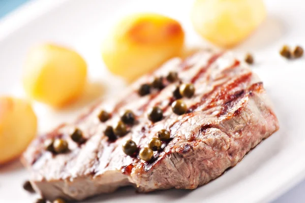 Fillet of beef with potateos — Stock Photo, Image