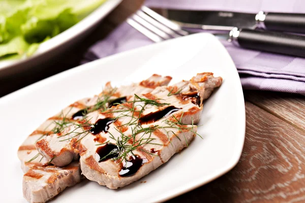 Grilled tuna with salad — Stock Photo, Image