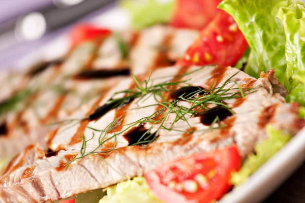 Thunfisch vom Grill mit Salat — Stockfoto