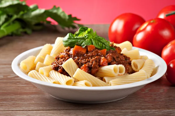 Makkaroni Bolognese auf dem Teller — Stockfoto