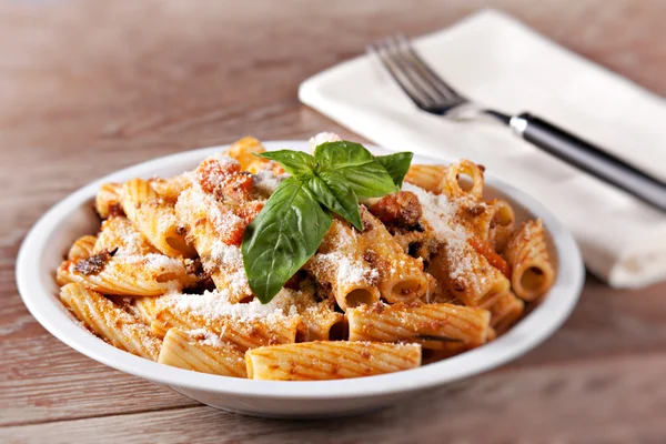 Makarna Bolognese plaka üzerinde