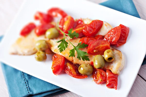 Heilbutt mit Tomaten und Oliven — Stockfoto