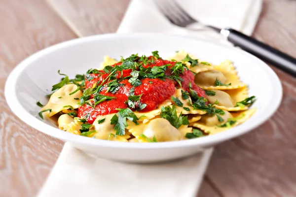 Raviolis avec sauce dans un bol — Photo