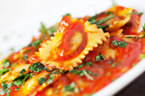 Ravioli med tomatsauce - Stock-foto