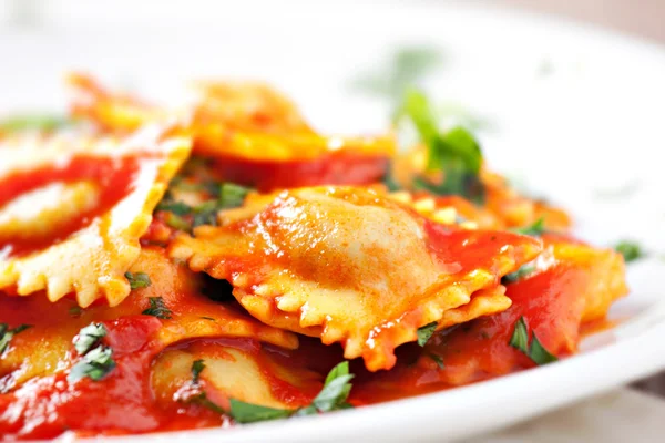 Ravioli mit Tomatensauce — Stockfoto