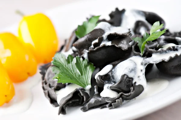 Tortellini with squid ink. — Stock Photo, Image