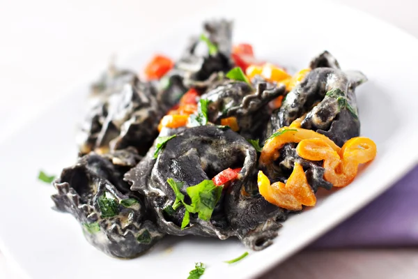 Tortellini with squid ink. — Stock Photo, Image