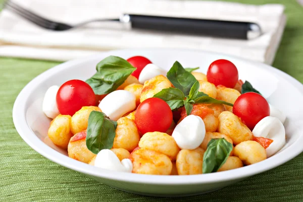 Gnocchi con pomodori, mozzarella — Foto Stock