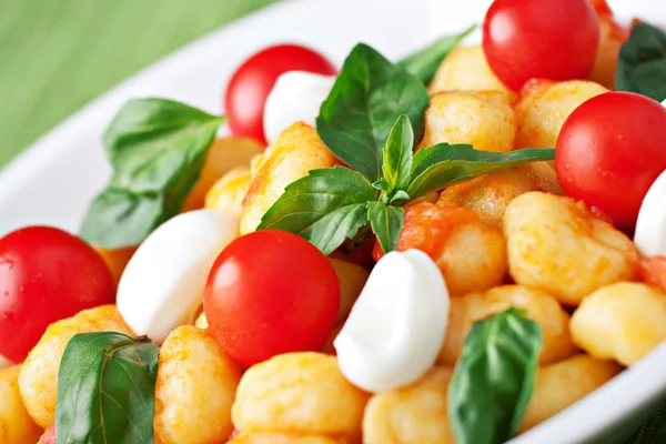 Gnocchi z pomidorami, mozzarellą — Zdjęcie stockowe