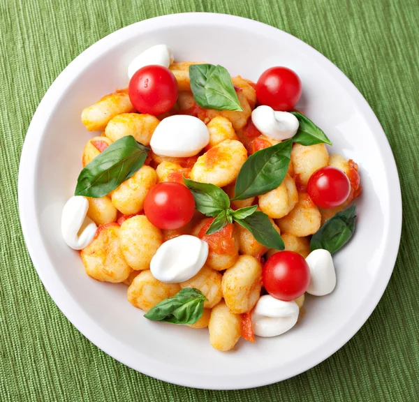 Gnocchi z pomidorami, mozzarellą — Zdjęcie stockowe