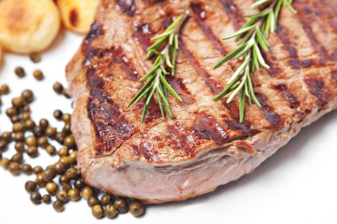 Patates ve biberiye ile biftek