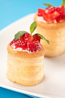 Taze kremalı çilekli tart