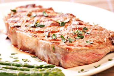 kuşkonmaz ile ızgara biftek