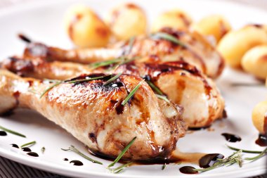 Kızarmış tavuk ve patates.