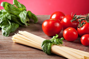 Domates soslu spagetti için malzemeler