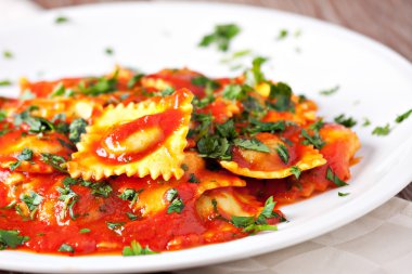 Domates soslu ravioli.