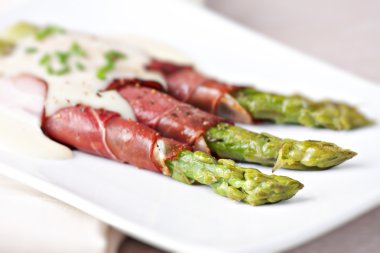 Kuşkonmazlı jambon.
