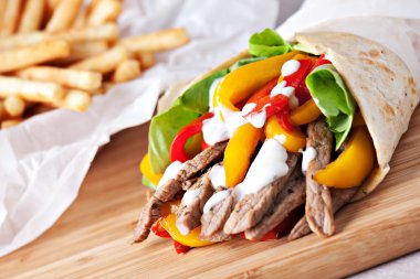 iştah açıcı salata patates kızartması ile
